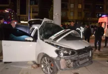 Otomobil elektrik direğine çarptı; 2 yaralı